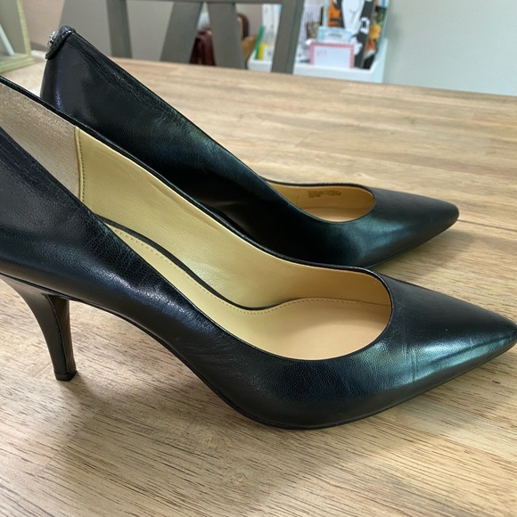 🌟Brand new MICHAEL KORS 🖤 low sweep pump - Picture 2 of 8